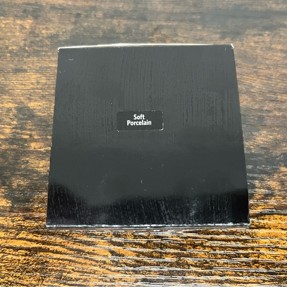 BOBBI BROWN - New Sheer Finish Loose Powder
Poudre Libre Impalpable - Picture 3 of 3